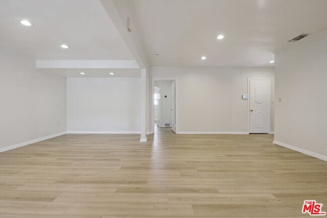 Building Photo - 5667 Heatherdale Dr