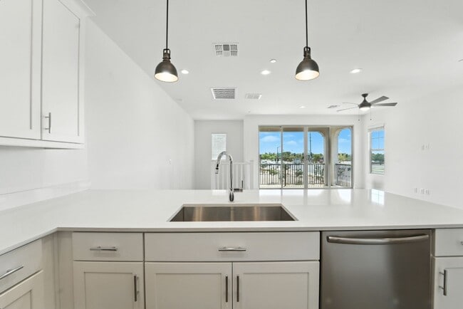 Building Photo - Like Brand New Luxurious Modern 3 Bedroom ...