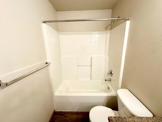 Building Photo - 4 Bed 2 Bath Home with Garage and Yard