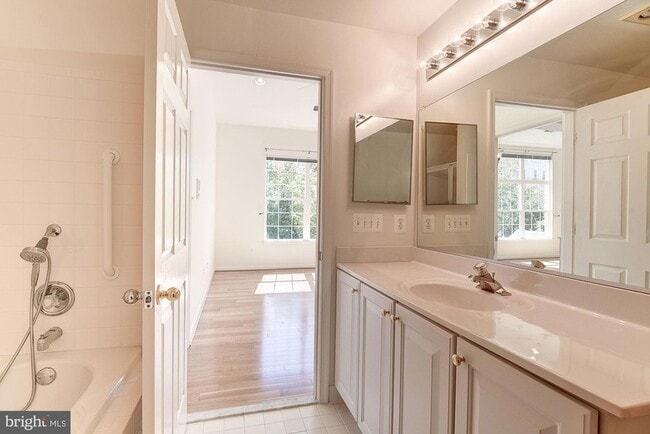 Building Photo - 10706 Symphony Way