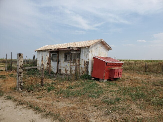 Building Photo - 4 Bedroom Horse Property on 3 acres close to downtown Ault