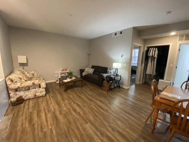 Building Photo - Great Location two-bed/two-bath off Greenway in Longfellow!