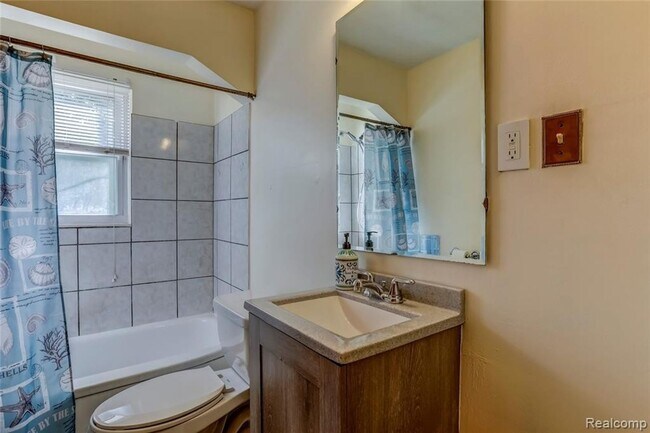Building Photo - Charming 3-Bedroom for Lease in Detroit!