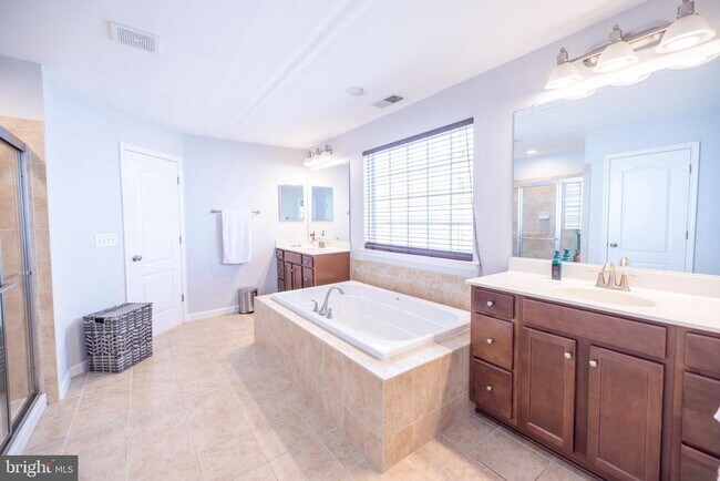 Building Photo - 8727 Raleigh Mews