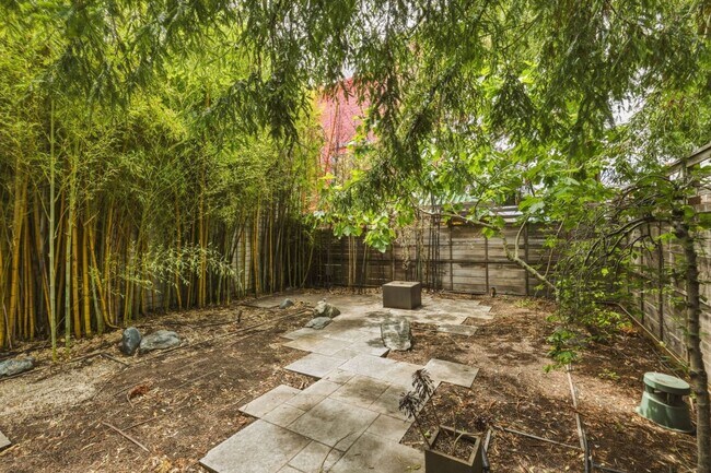 Building Photo - 1076 S Van Ness Ave