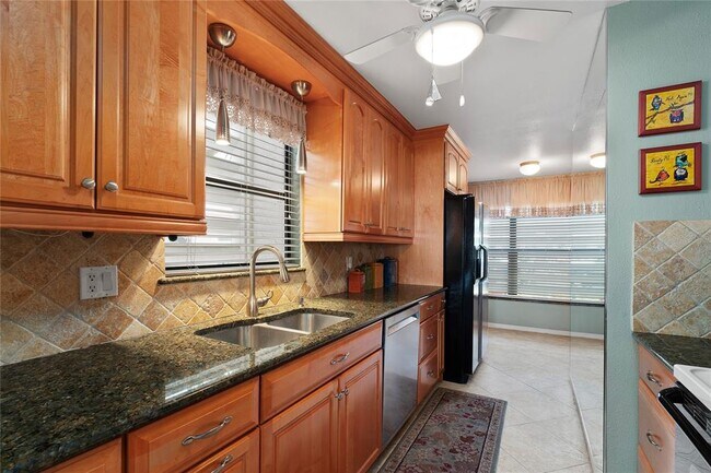 Building Photo - 7907 Sailboat Key Blvd S