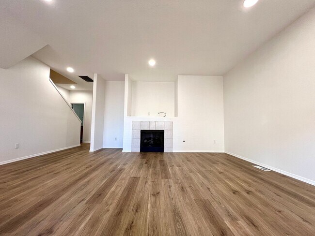 Building Photo - Spacious, Updated Townhome in Prime Beaverton Location!