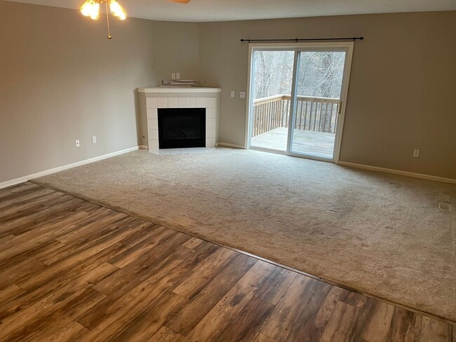 Building Photo - 3 bed / 3.5 bath Grand Ridge townhome avai...