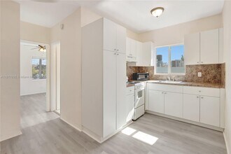 Building Photo - 711 SW 21st Ave