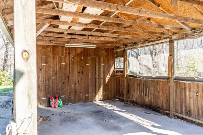 Building Photo - Spacious 2 bedroom 2 bath house