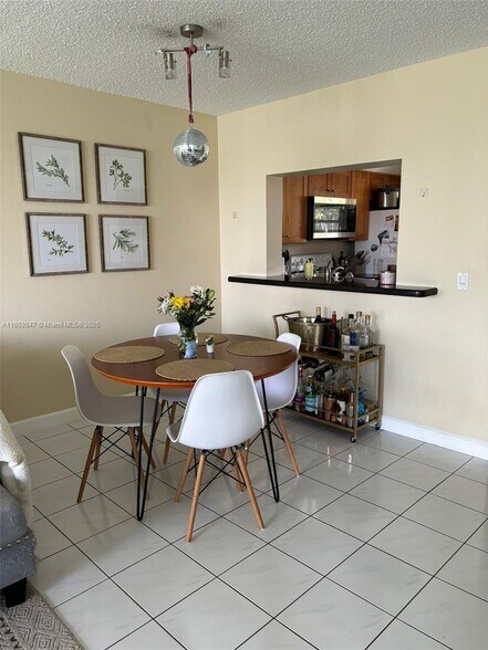 Building Photo - 9430 Poinciana Pl