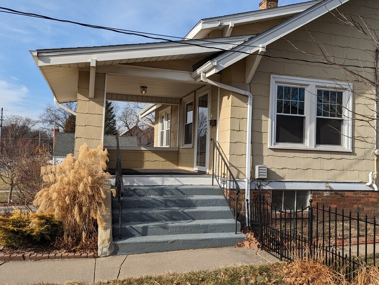 Spacious, covered front porch - 3607 Franklin Ave