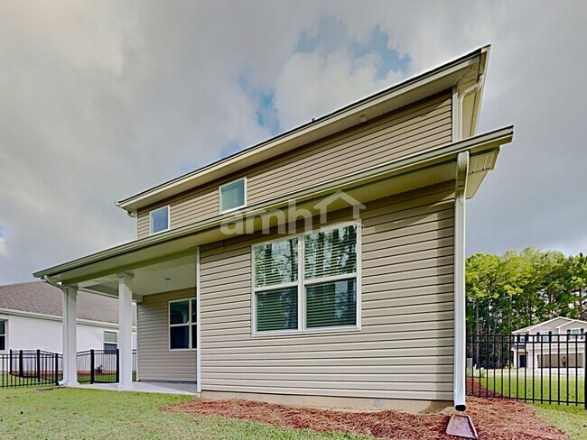 Building Photo - 605 W Lionel Rd