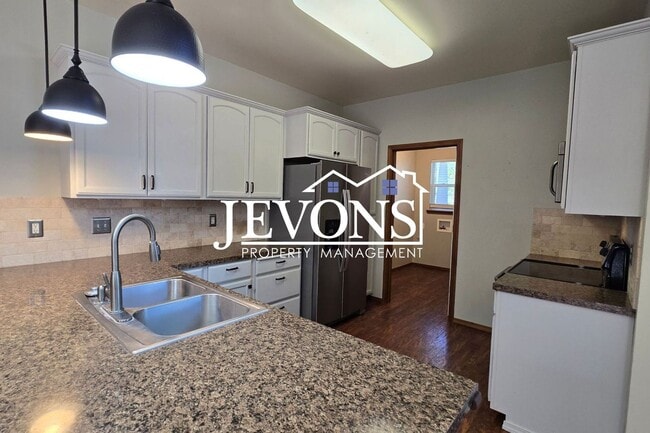 Building Photo - Coming soon! 3 Bed / 2.5 Bath Single-Family Home in West Yakima