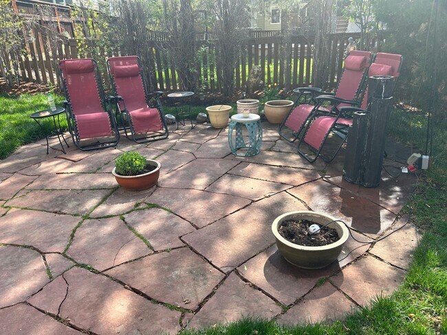 Building Photo - Spacious Garden-level Condo with Kitchenet...