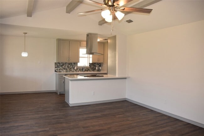 Building Photo - 811 Meadowlark Dr