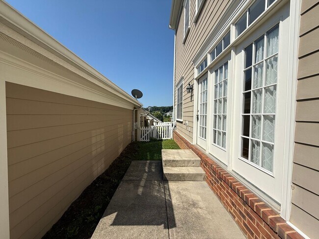 Building Photo - 1525 Old Trail Dr