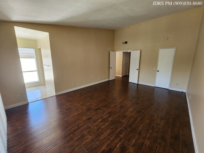 Building Photo - Fullerton 3 Bedroom Townhouse