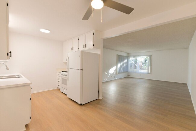 Building Photo - 306 Avenida Granada