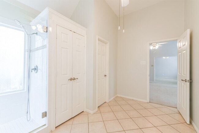 Building Photo - 14610 Farrawood Dr
