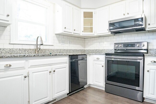 Building Photo - Spacious 3BR on Oversized Fenced Lot | GREAT PRICE!