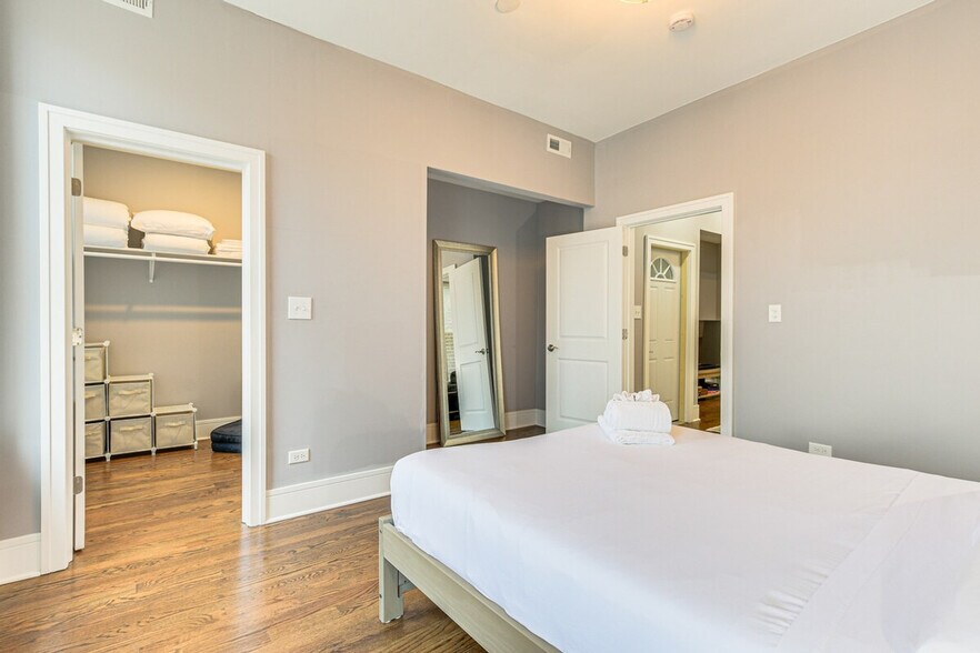 Building Photo - 2148 W Chicago Ave