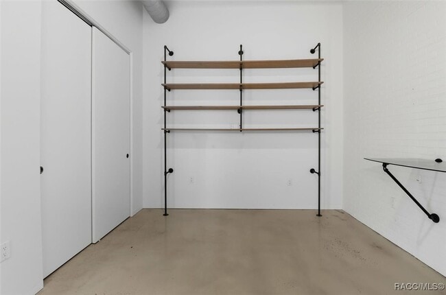 Building Photo - 302 SE Broadway St