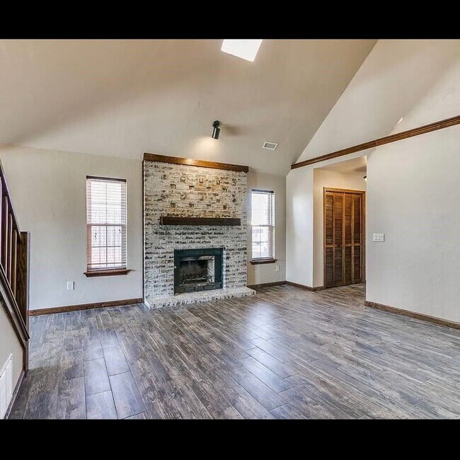 Building Photo - This Beautiful 2 story has all the updates, including granite, luxury vinyl plank, new cabinets ,...