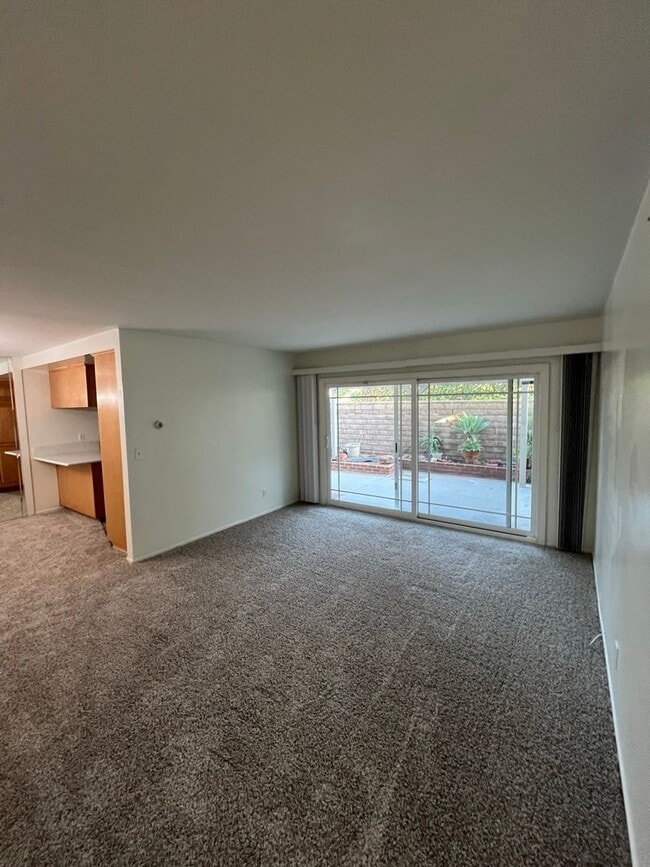 Building Photo - Beautiful 4 Bd Townhouse