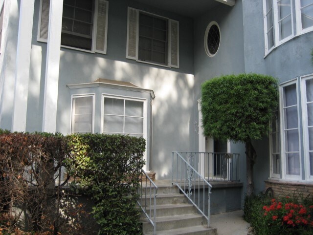 Building Photo - 609 Kelton Ave