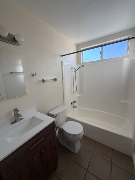 2nd bath - 1565 Mendocino Dr