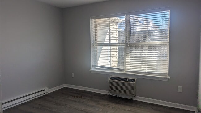 Building Photo - 10 Liberty St