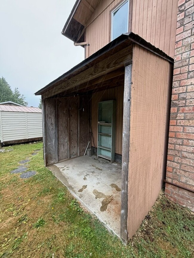 Building Photo - Gorgeous 4 bedroom home on corner lot in B...