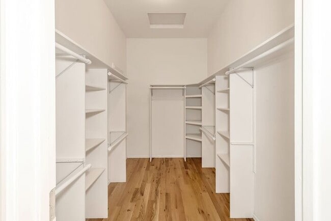 Building Photo - Beautiful and Spacious 4Bd 3.5Bath Home in...