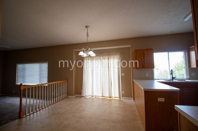 Building Photo - $1,022.50 Off Deposit! Spacious 2 Story ho...