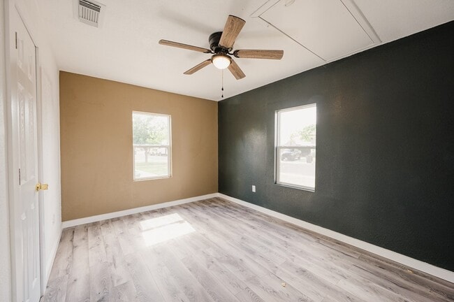 Building Photo - 3106 Eisenhower Rd