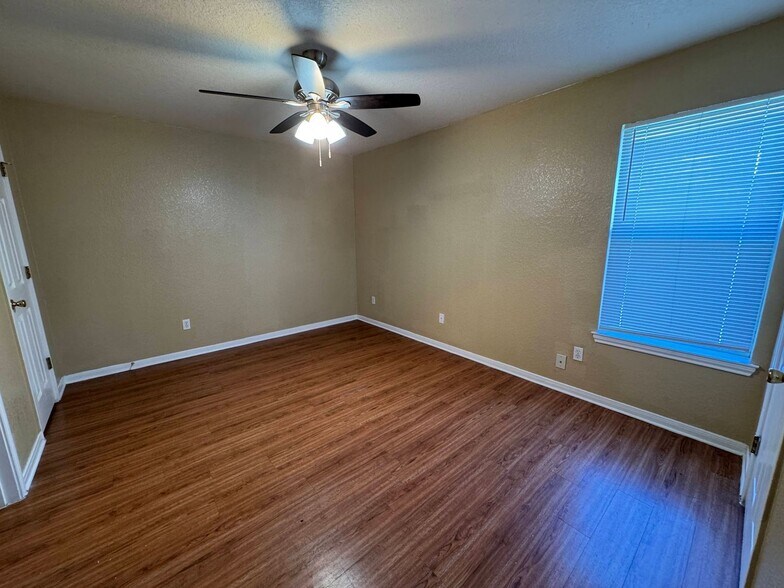 Building Photo - 1403 Dugger Cir