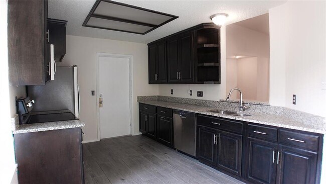 Building Photo - 6914 Trail Lake