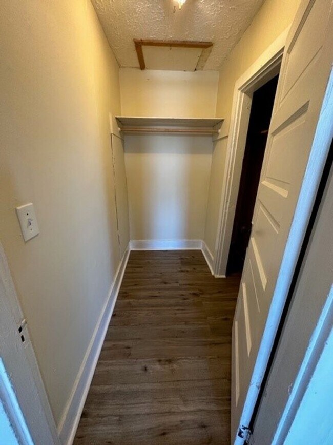 Building Photo - 1BR/1BA Available November 1st!!