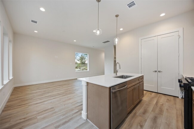 Building Photo - 6119 Campos Dr