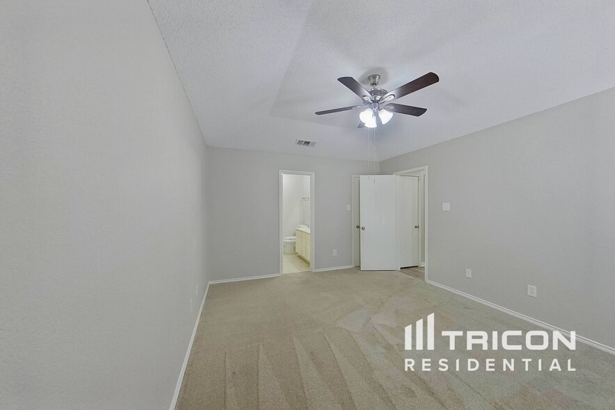Building Photo - 403 Hollyberry Dr