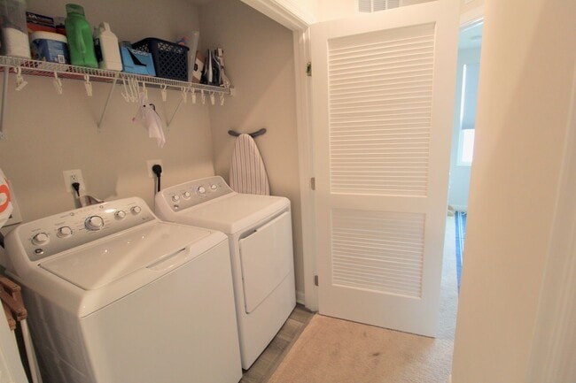 Building Photo - Townhome with a large fenced in yard for rent!