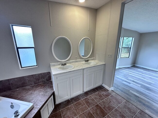 Building Photo - ***TWO WEEKS FREE*** Beautiful Fully Remodeled Home with Large Yard and Primary Suite Bath