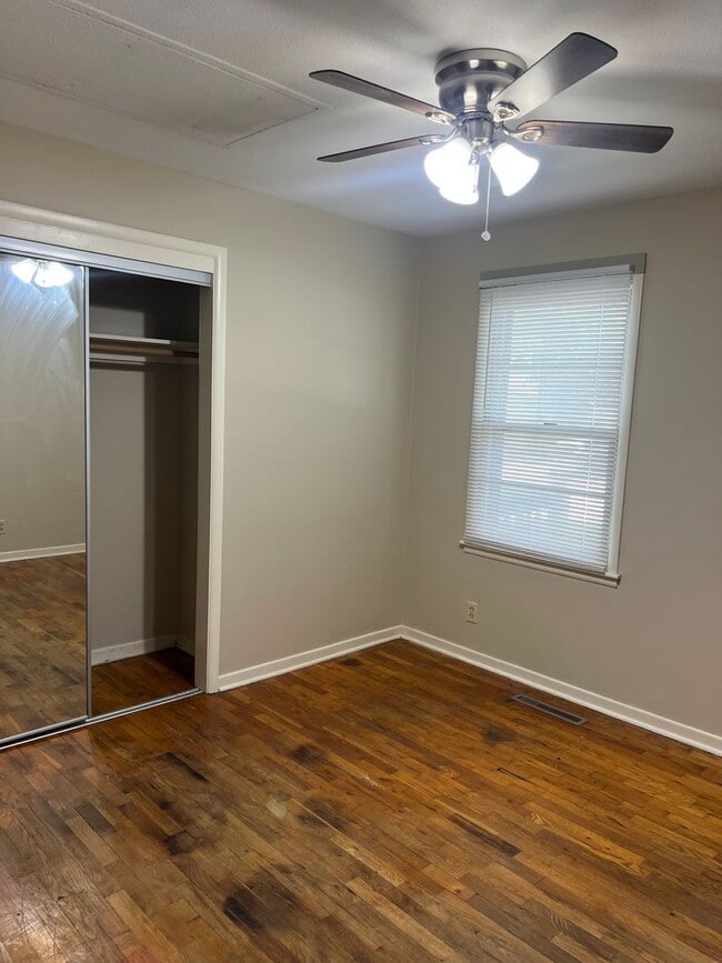 Building Photo - 3 bedroom/2 bath house close to KU with washer/dryer