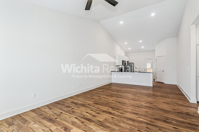 Building Photo - 1861-1861 S Hickory Creek Ct