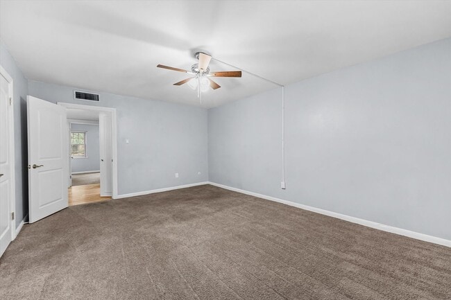 Building Photo - Bright & Updated 2-Bedroom Townhouse in Qu...