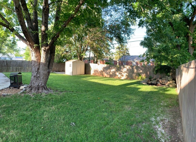 Building Photo - 368 N Hillcrest St