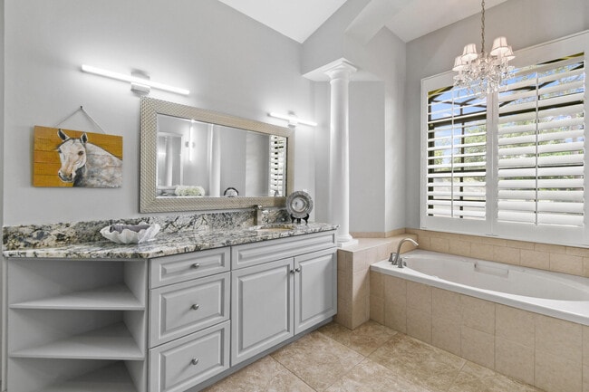 Building Photo - 3251 SW Holly Ln