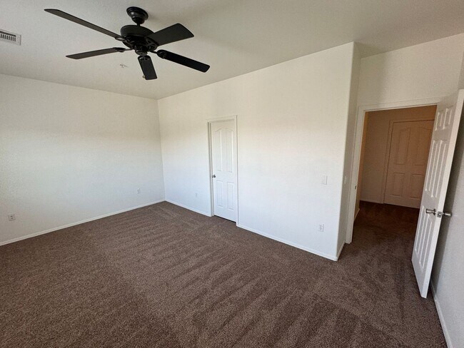 Building Photo - 4 Bedroom - 3.5 Bath Townhome in Gilbert