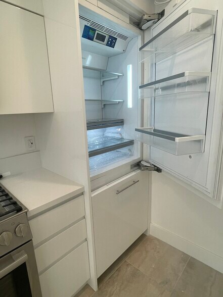 Bosch Fridge Freezer Built In - 5111 Ocean Front Walk